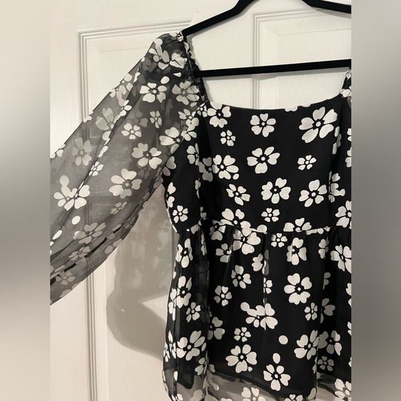 NWT- Cato Black and White Floral Blouse Sheer Sleeves Size Medium. - Picture 2 of 8